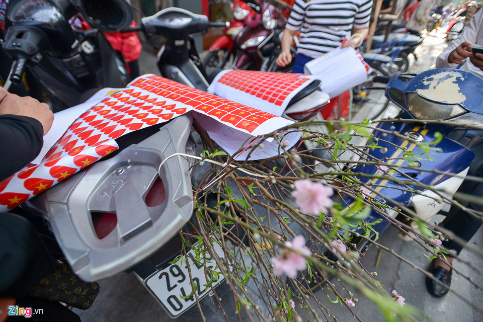 Người dân Hà Nội tấp nập mua đồ cổ vũ U23 Việt Nam